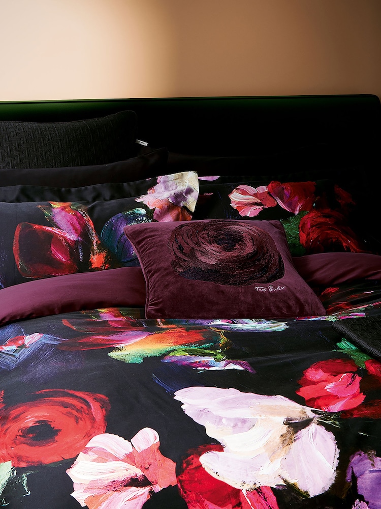 وسادة بنقشة زهور تعبيرية من Ted Baker - صورة 1 من 2
