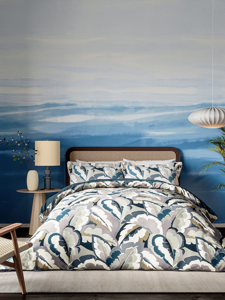 طقم من غطاء لحاف وكيس وسادة بخامة %100 قطن تصميم Calathea Duvet من Harlequin - صورة 1 من 5