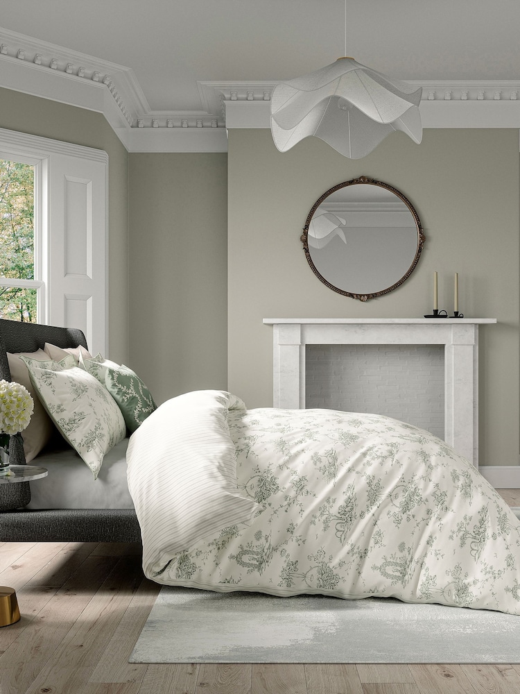 V&A Green Garden Of Love 100% Cotton Duvet Cover and Pillowcase Set - Image 1 of 5