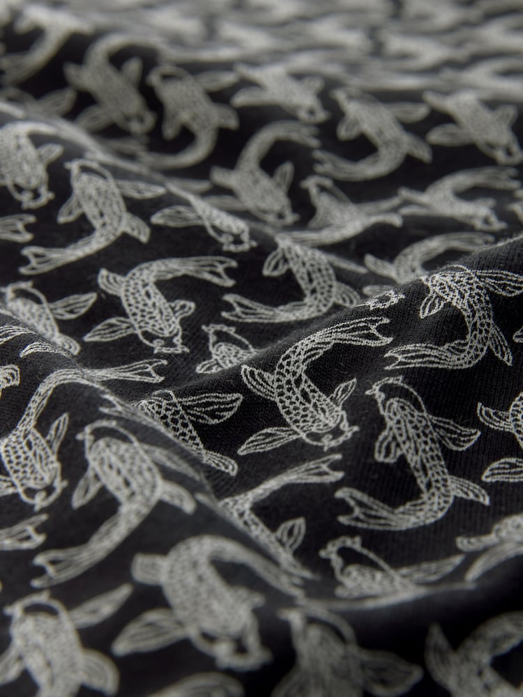Fische, Schwarz - Kurzärmeliges Polo-Shirt mit Print - Bild 8 von 8 Fische, Schwarz - Kurzärmeliges Polo-Shirt mit Print - Bild 8 von 8