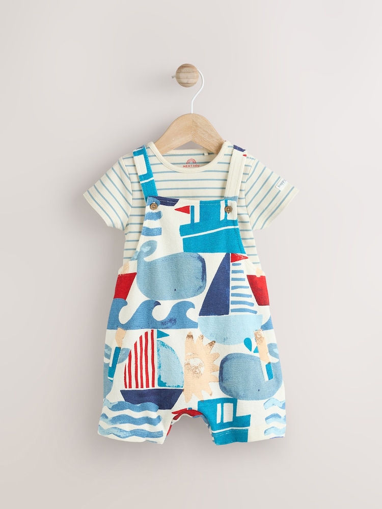 Blaues Boot - Jersey-Babyset aus 100 % Baumwolle mit Latzhose und Body (0Monate -2Jahre) - Bild 1 von 8 Blaues Boot - Jersey-Babyset aus 100 % Baumwolle mit Latzhose und Body (0Monate -2Jahre) - Bild 1 von 8