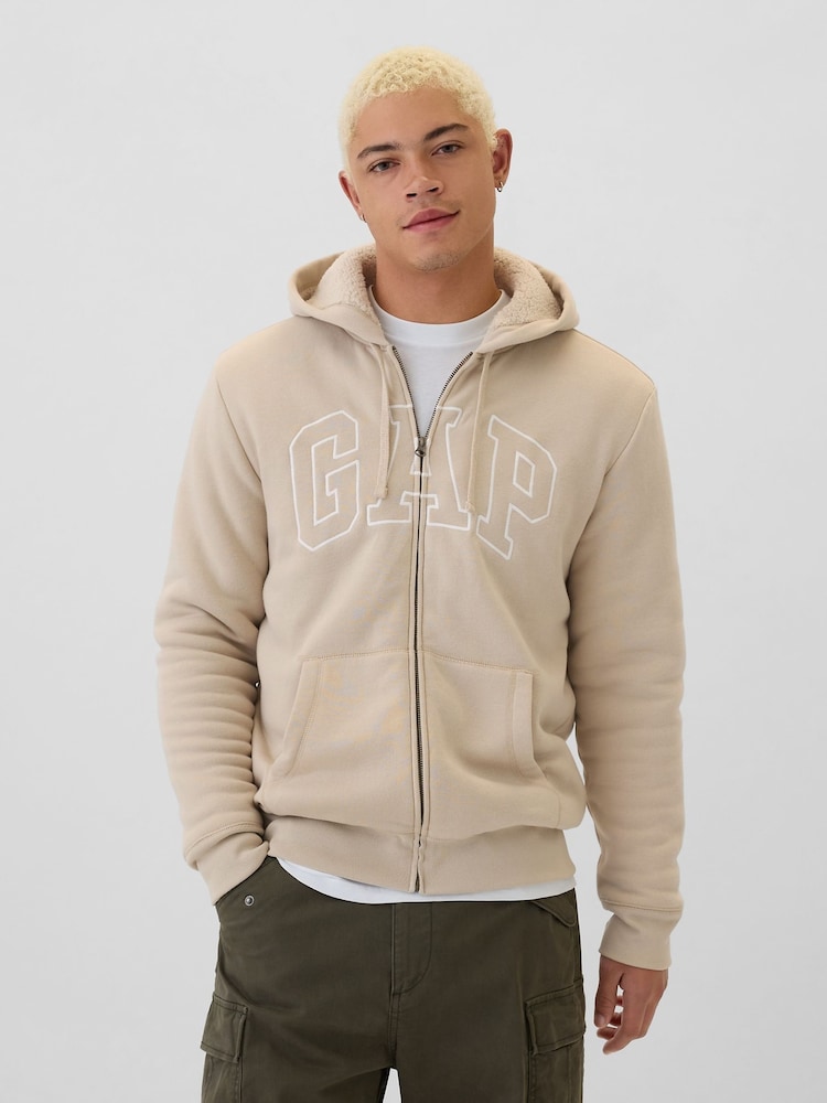 Beige - Gap – Kapuzenjacke mit Reißverschluss, Sherpafutter und Logo - Bild 1 von 5 Beige - Gap – Kapuzenjacke mit Reißverschluss, Sherpafutter und Logo - Bild 1 von 5
