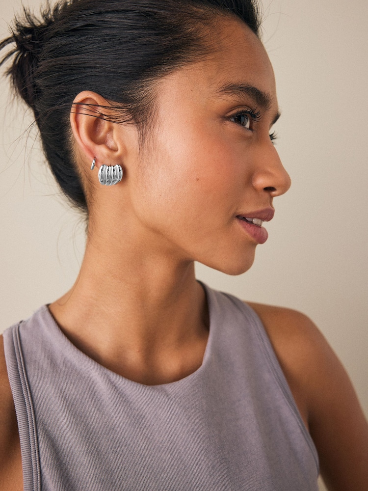 Tonalité argentée - Boucles d'oreilles en acier inoxydable à arête courbe - Image 6 of 10
