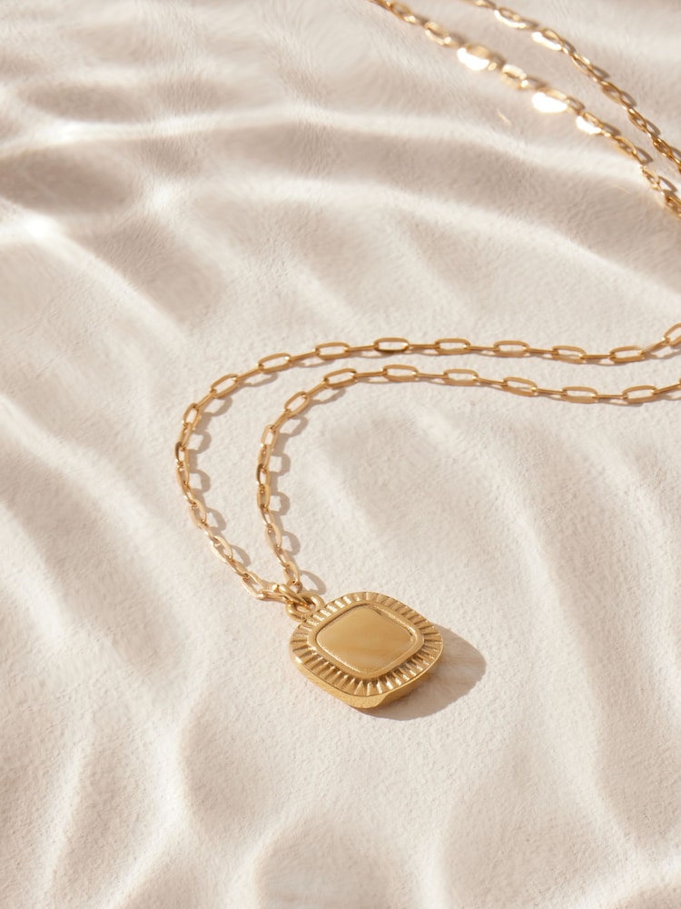 Tono dorado - Collar con colgante cuadrado de acero inoxidable - Imagen 2 de 4 Tono dorado - Collar con colgante cuadrado de acero inoxidable - Imagen 2 de 4