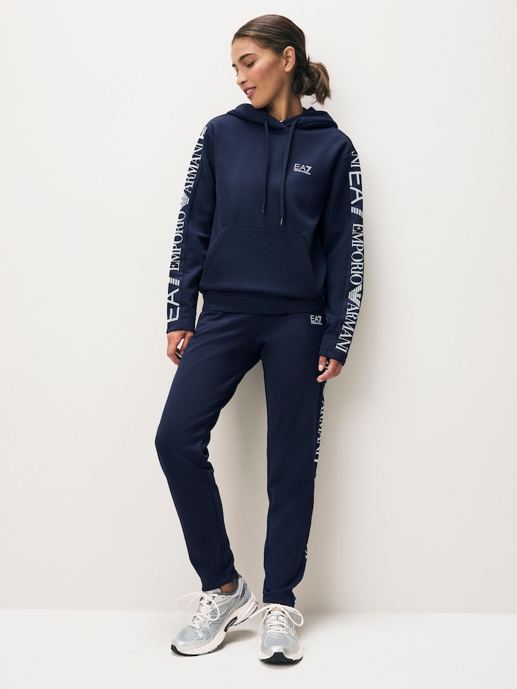 أزرق - بدلة رياضية بشريط بشعار تشكيلة 7EA من Emporio Armani - صورة 1 من 8 أزرق - بدلة رياضية بشريط بشعار تشكيلة 7EA من Emporio Armani - صورة 1 من 8