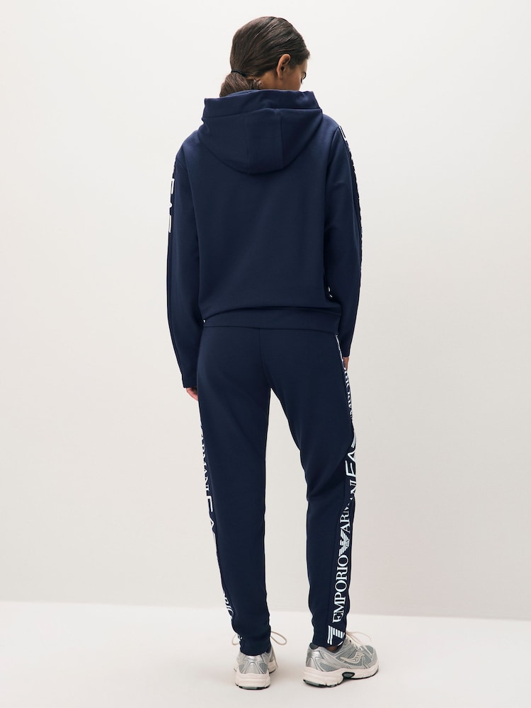 أزرق - بدلة رياضية بشريط بشعار تشكيلة 7EA من Emporio Armani - صورة 2 من 8 أزرق - بدلة رياضية بشريط بشعار تشكيلة 7EA من Emporio Armani - صورة 2 من 8