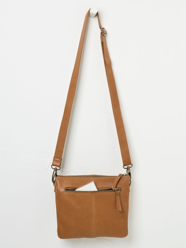 Marrón tostado - FatFace Buckle Crossbody Bag - Imagen 2 de 4 Marrón tostado - FatFace Buckle Crossbody Bag - Imagen 2 de 4