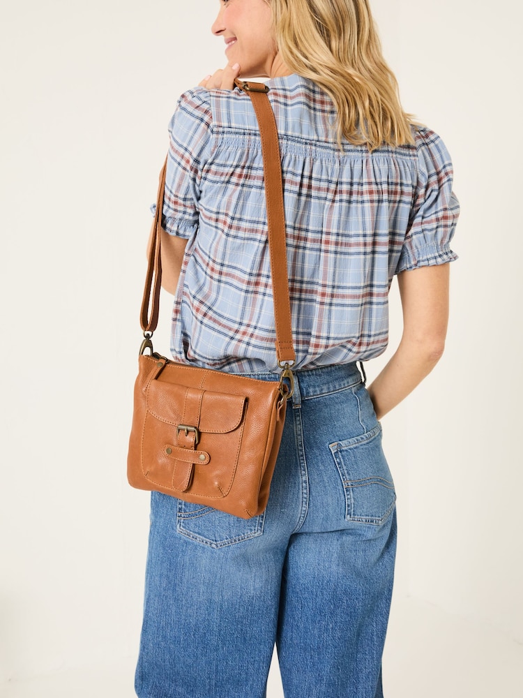 Marrón tostado - FatFace Buckle Crossbody Bag - Imagen 4 de 4