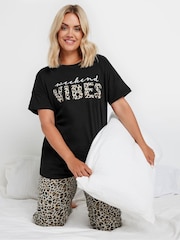 طقم بيجامة من القطن 100% برجل واسعة تصميم Weekend Vibes من Yours Curve - صورة 1 من 4