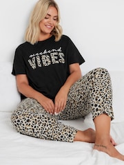 طقم بيجامة من القطن 100% برجل واسعة تصميم Weekend Vibes من Yours Curve - صورة 4 من 4