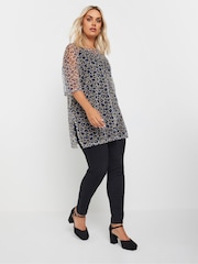 Top oversize de malla con estampado de leopardo de Yours Curve - Imagen 2 de 5