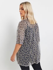 Top oversize de malla con estampado de leopardo de Yours Curve - Imagen 3 de 5