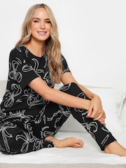 أسود - طقم بيجامة من القطن 100% مزيّنة بطبعة فيونكات مع شعار "Sweet Dreams" من Long Tall Sally - صورة 3 من 5