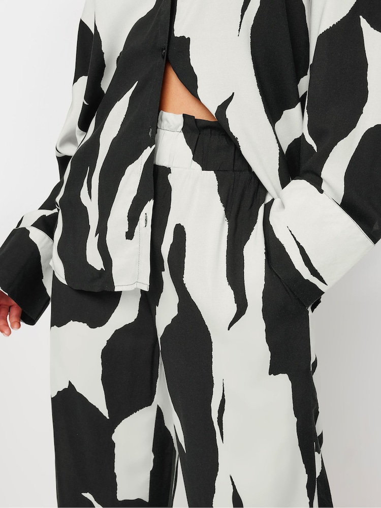PixieGirl Petite Mono Abstract Print Wide Leg 100% Cotton Trousers - Image 4 of 5