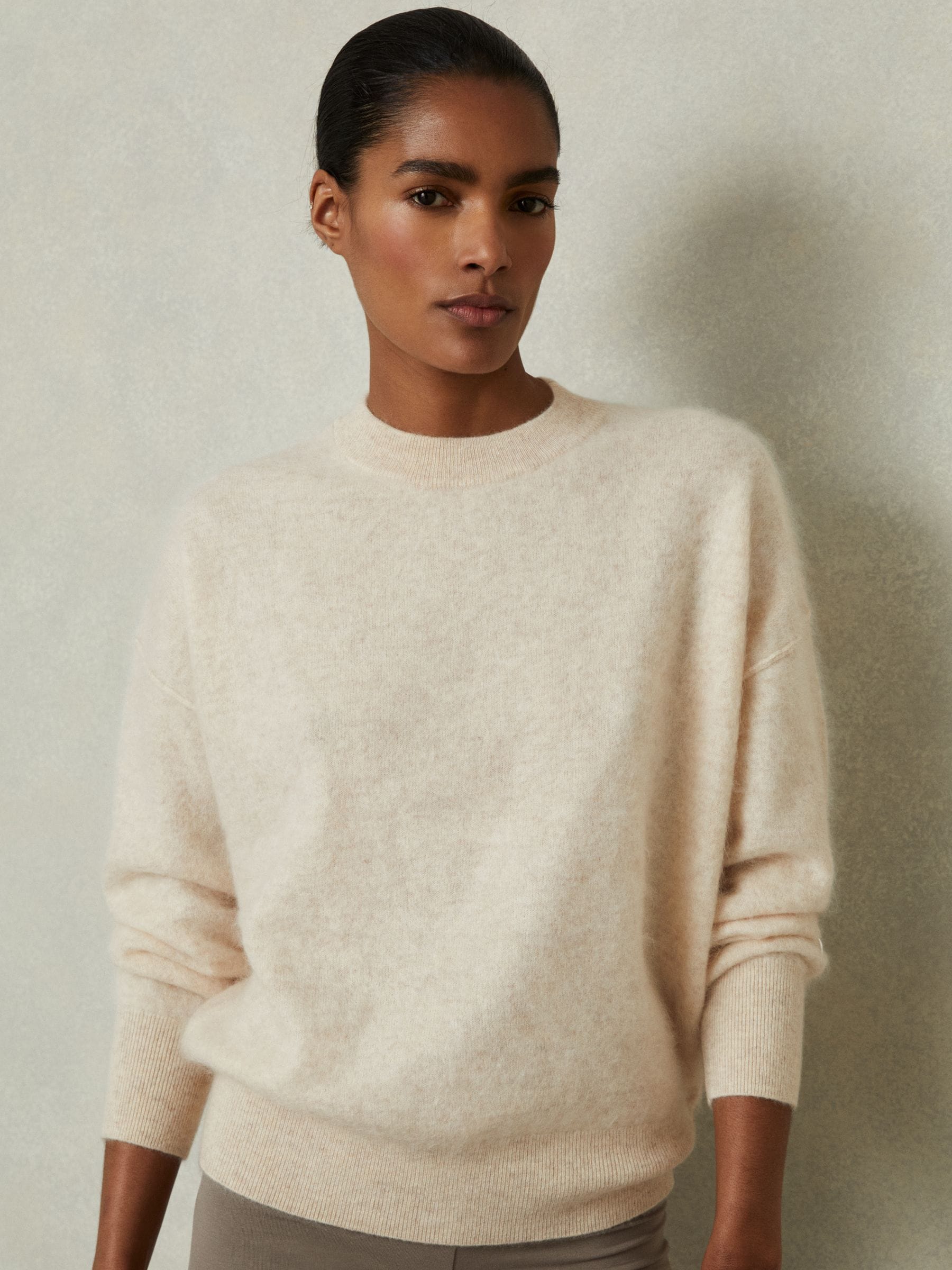 数量は多い  Buy Neck Crew Cashmere Brushed 100% Misha Neutral Reiss トップス