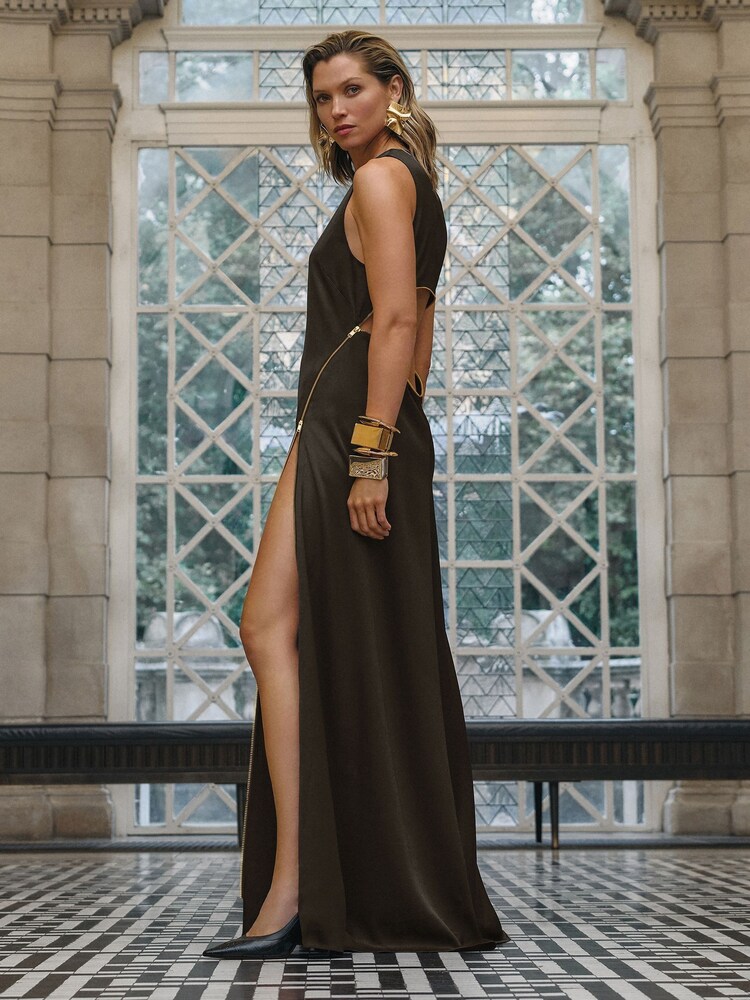 Schokoladenbraun - Reiss Leanna Atelier Maxikleid aus Satin mit Reißverschluss und Schurwolle - Bild 1 von 7 Schokoladenbraun - Reiss Leanna Atelier Maxikleid aus Satin mit Reißverschluss und Schurwolle - Bild 1 von 7