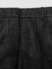 Pantalones cortos de esmoquin con diseño de rayas de lamé en tejido de sarga Minnie de Reiss - Imagen 6 de 6