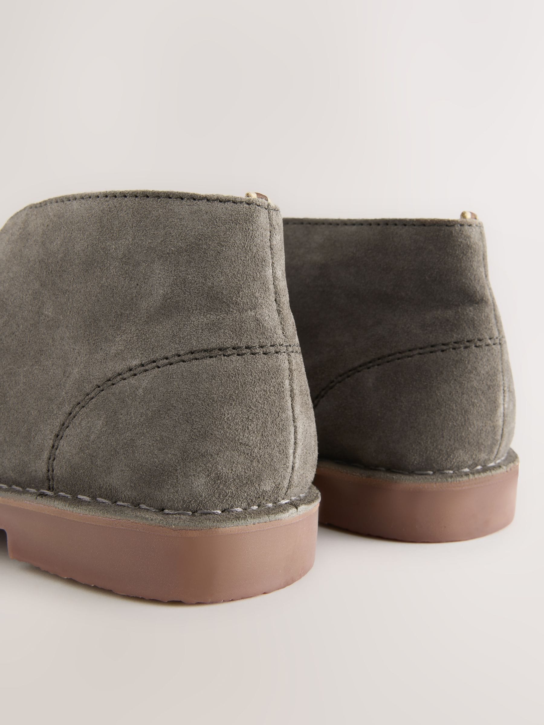 Next：日本 ライトグレー - スエード デザートブーツ from Next Japan