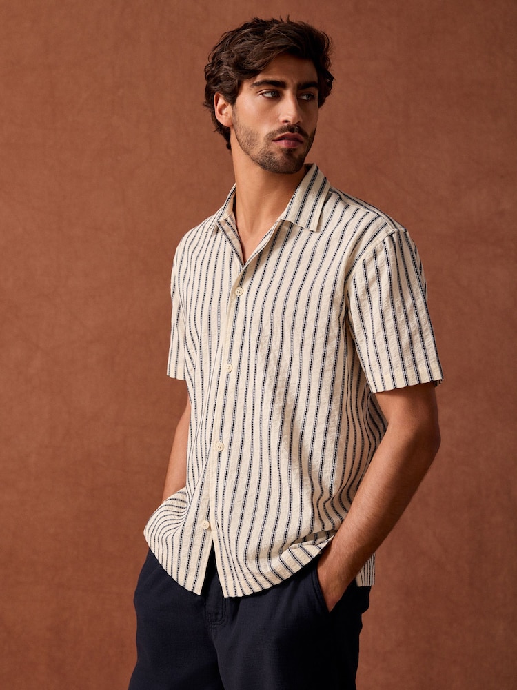 Negro/Blanco - Camisa de algodón texturizado 100 % y manga corta con diseño a rayas - Imagen 1 de 8 Negro/Blanco - Camisa de algodón texturizado 100 % y manga corta con diseño a rayas - Imagen 1 de 8