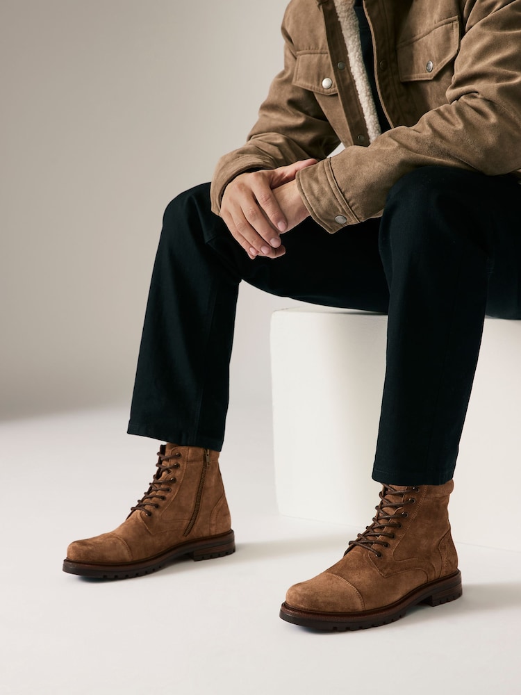 Braun - Wildlederstiefel mit Zehenkappe und Stollensohle - Bild 1 von 6 Braun - Wildlederstiefel mit Zehenkappe und Stollensohle - Bild 1 von 6