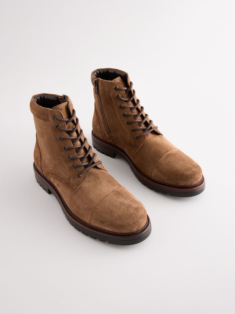 Braun - Wildlederstiefel mit Zehenkappe und Stollensohle - Bild 2 von 6 Braun - Wildlederstiefel mit Zehenkappe und Stollensohle - Bild 2 von 6