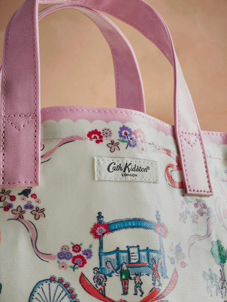 حقيبة كتب حجم صغير مطلية من Cath Kidston - صورة 2 من 3 حقيبة كتب حجم صغير مطلية من Cath Kidston - صورة 2 من 3
