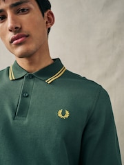 أخضر - قميص بولو بكم طويل بحافة مزدوجة من Fred Perry  - صورة 4 من 7
