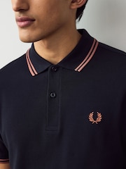 أزرق داكن - قميص بولو بحافة مزدوجة من Fred Perry  - صورة 4 من 7