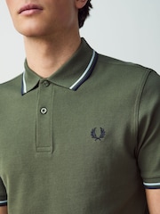 Groen - Fred Perry polo met tweekleurig gestreept randje - Image 4 of 7