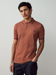 لون القرفة - قميص بولو بحافة مزدوجة من Fred Perry  - صورة 1 من 8