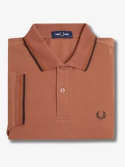 لون القرفة - قميص بولو بحافة مزدوجة من Fred Perry  - صورة 8 من 8