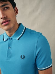 Blauw - Fred Perry polo met tweekleurig gestreept randje - Image 5 of 8