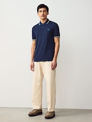 أزرق نيلي - قميص بولو بحافة مزدوجة من Fred Perry  - صورة 3 من 7