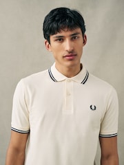 أبيض بيج فاتح - قميص بولو بحافة مزدوجة من Fred Perry  - صورة 5 من 8