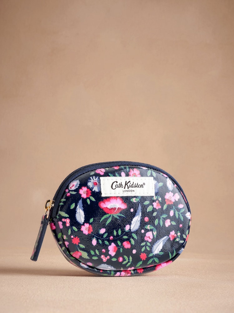 نقشة زهور وريش باللون الكحلي - محفظة مستديرة قطن 100% مزودة بجيب من Cath Kidston - صورة 1 من 3