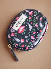 نقشة زهور وريش باللون الكحلي - محفظة مستديرة قطن 100% مزودة بجيب من Cath Kidston - صورة 2 من 3