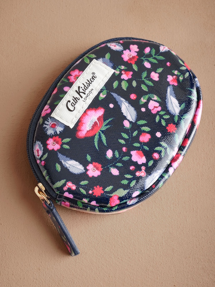 نقشة زهور وريش باللون الكحلي - محفظة مستديرة قطن 100% مزودة بجيب من Cath Kidston - صورة 2 من 3