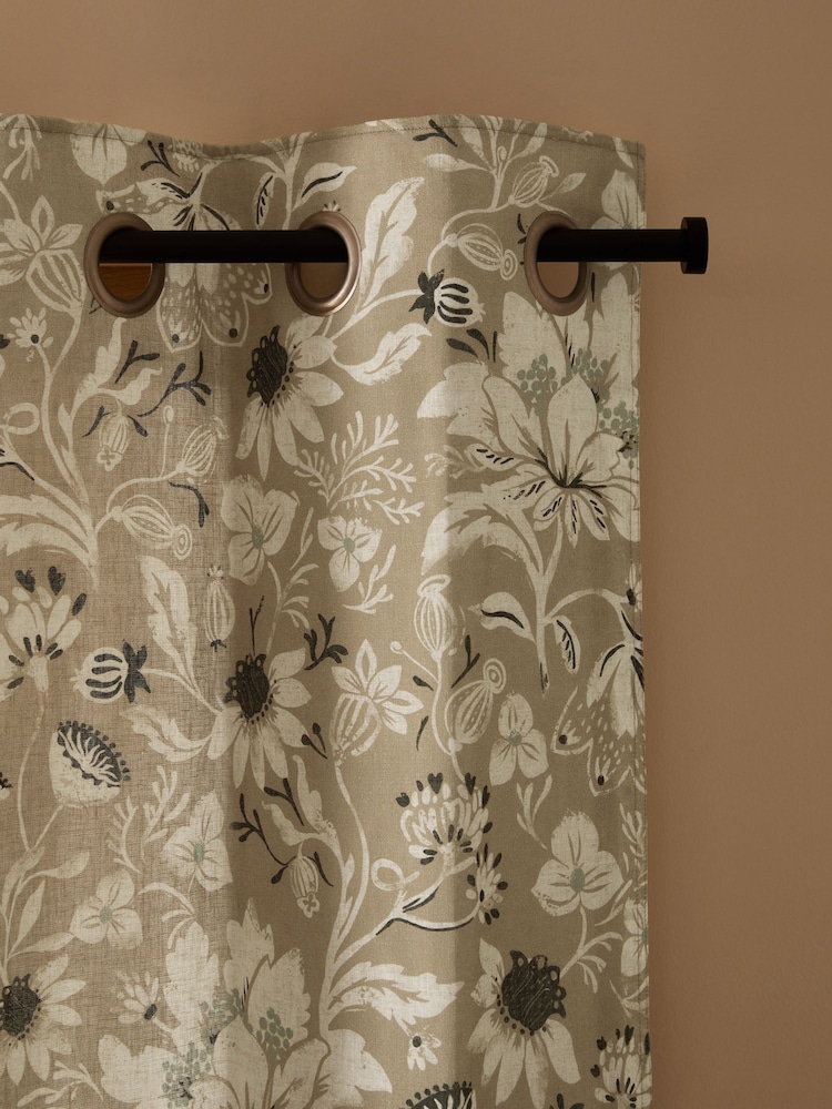 Cortinas forradas com ilhós com estampa floral em xilogravura - Imagem 1 de 5