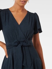 Azul - Forever New Chrissie Flutter Sleeves Mini Dress - Imagen 3 de 5