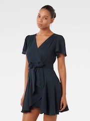 Azul - Forever New Chrissie Flutter Sleeves Mini Dress - Imagen 4 de 5