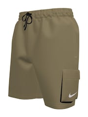 beis - Shorts de baño cargo Voyage Pocket 6 pulgadas de Nike - Imagen 1 de 3