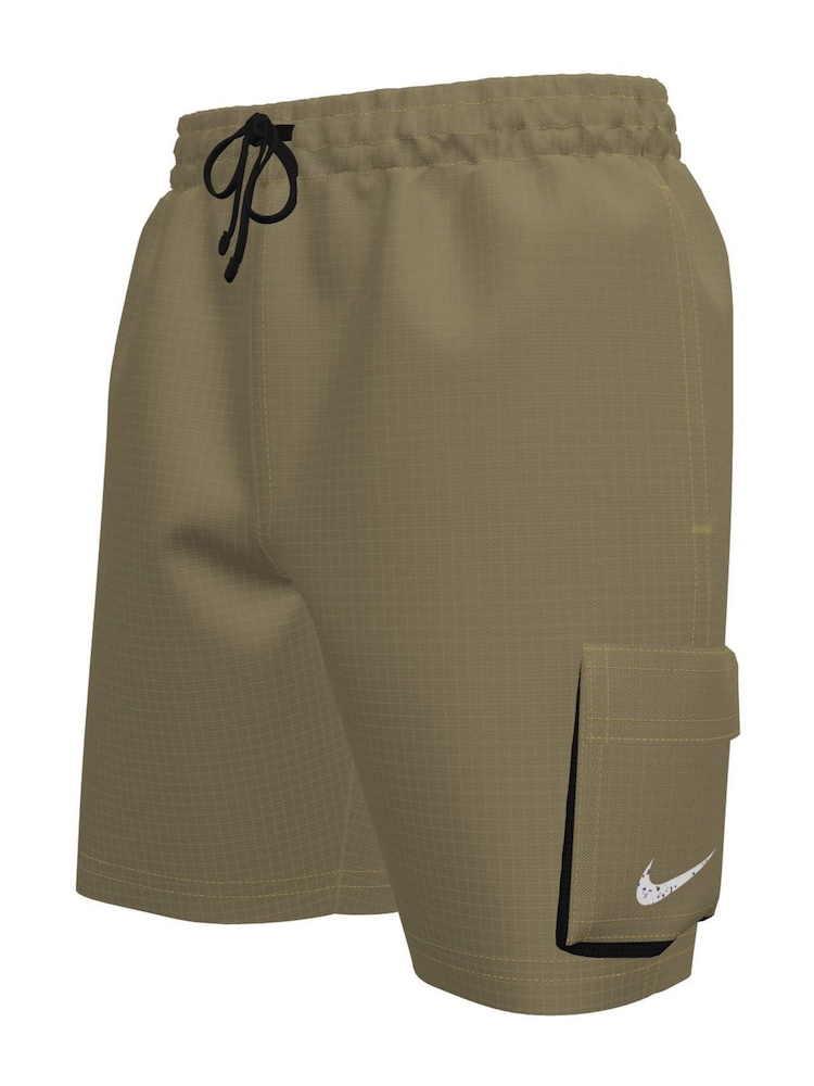 beis - Shorts de baño cargo Voyage Pocket 6 pulgadas de Nike - Imagen 1 de 3