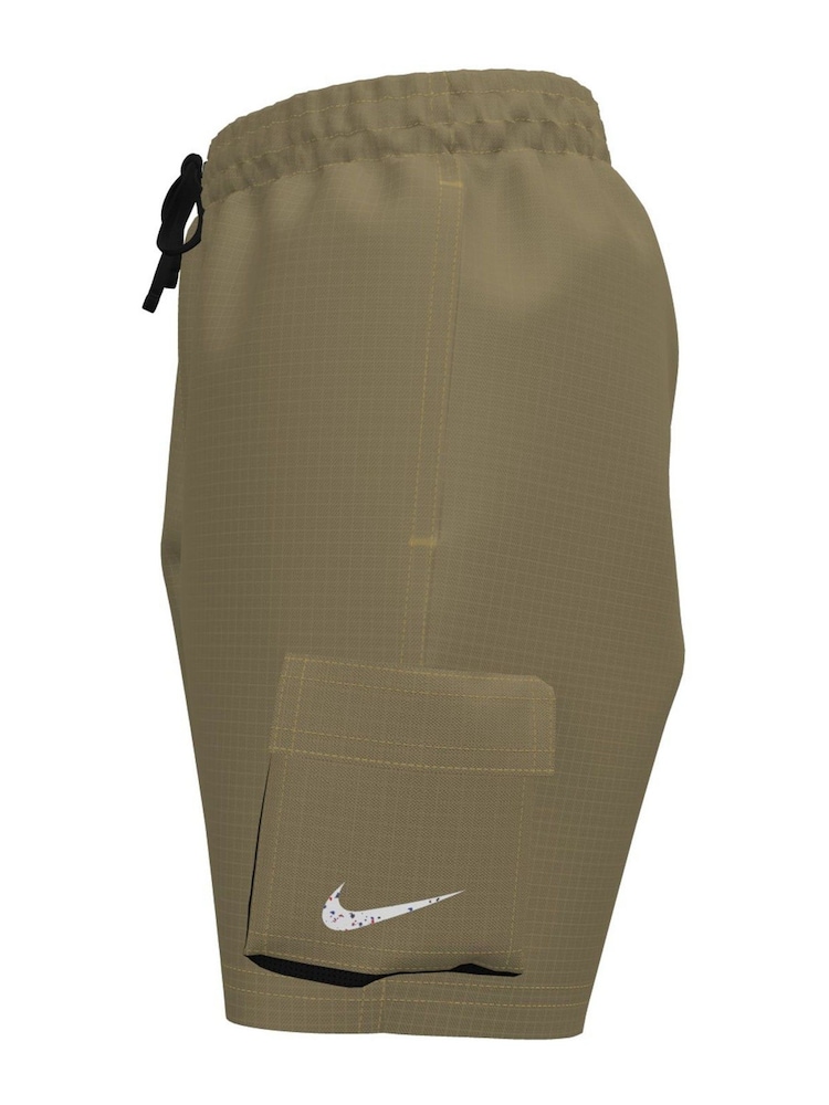 beis - Shorts de baño cargo Voyage Pocket 6 pulgadas de Nike - Imagen 3 de 3