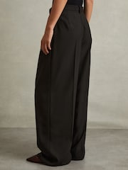 Pantalones anchos de pernera ancha con cinturón Freja de Reiss - Imagen 4 de 6