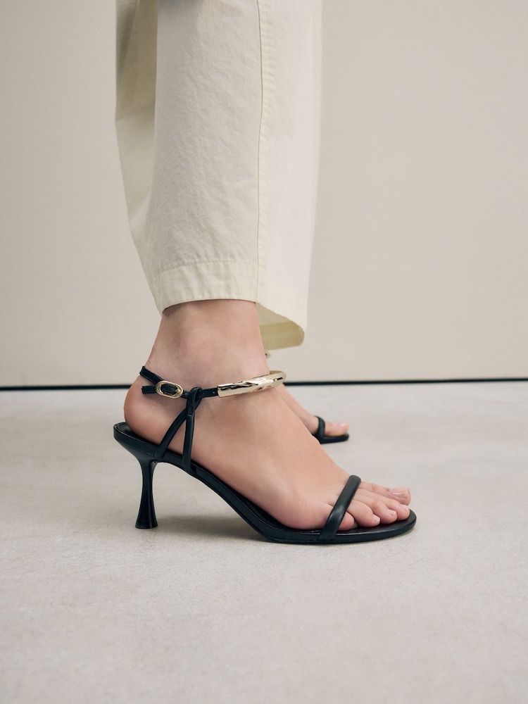 Schwarz - Signature Sandalen aus Leder mit Knöchelmanschette und Absatz - Bild 1 von 10 Schwarz - Signature Sandalen aus Leder mit Knöchelmanschette und Absatz - Bild 1 von 10