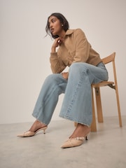 Kamelja kožna - Za vedno Comfort® Point Eyelet Kitten Mules - Slika 2 iz 10