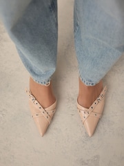 Kamelja kožna - Za vedno Comfort® Point Eyelet Kitten Mules - Slika 3 iz 10