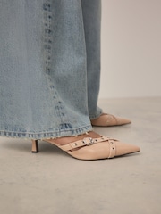 Kamelja kožna - Za vedno Comfort® Point Eyelet Kitten Mules - Slika 4 iz 10