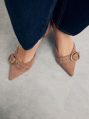 rumenorjava; poltna rjava Suede - Forever Comfort® Leather Point Toe Eyelet Buckle čevelj ali škorenj z visoko, ozko peto, ukrivljeno pod čevelj čevlji - Slika 7 iz 12