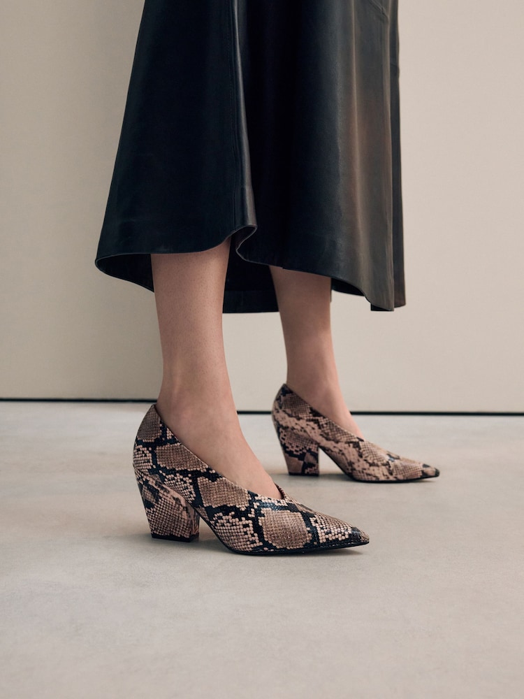 Schlangenmuster - Forever Comfort® Pumps mit spitzer Zehenpartie und Blockabsatz - Bild 1 von 11 Schlangenmuster - Forever Comfort® Pumps mit spitzer Zehenpartie und Blockabsatz - Bild 1 von 11